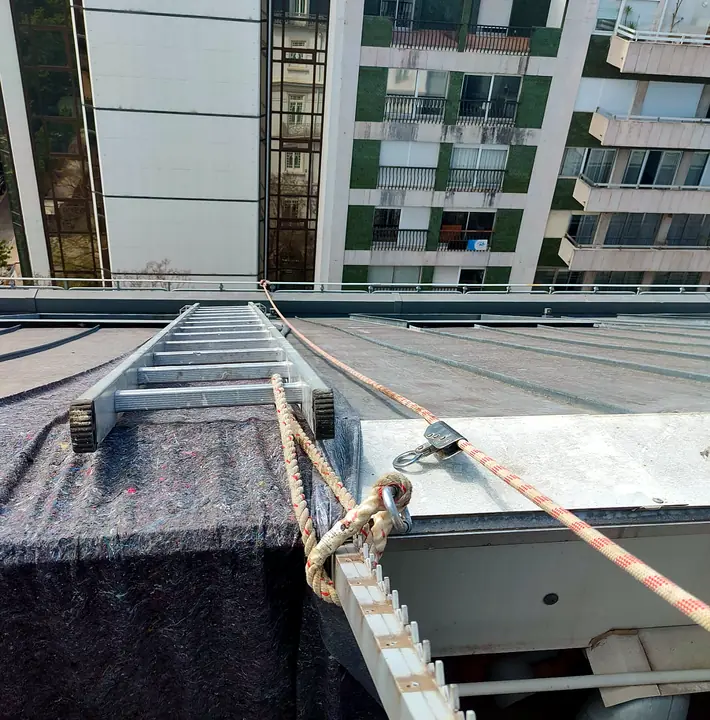 Escada e linha de vida montadas numa cobertura em obra