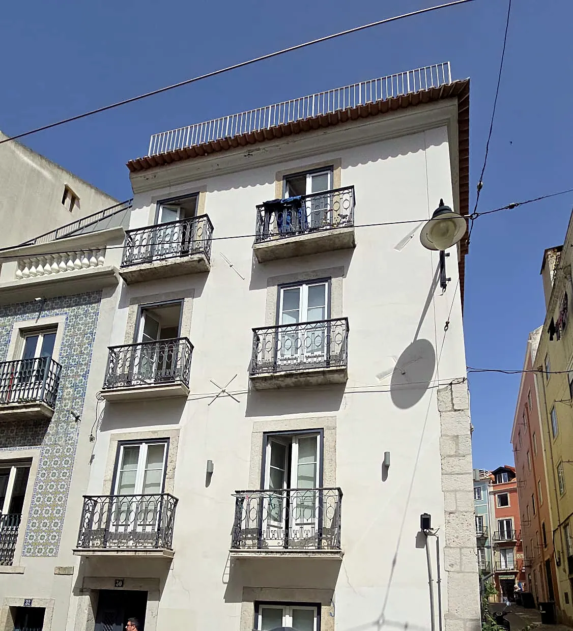 Edifício de habitação coletiva numa rua de Lisboa