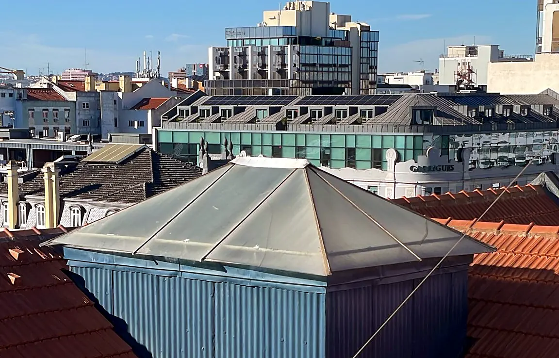 Cobertura com claraboia sobre os telhados de Lisboa