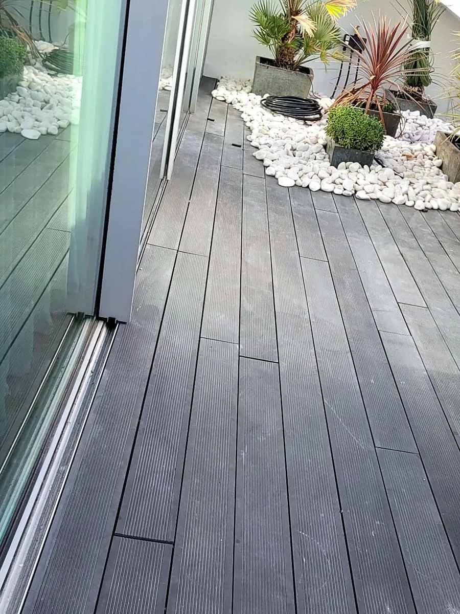 Terraço depois da intervenção, com deck recolocado e floreiras